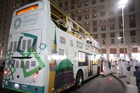 حافلة سياحية تكلم الزوار بلغتهم في المدينة المنورة