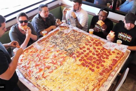 مطعم يقدم لزبائنه أكبر بيتزا في العالم ويدخل موسوعة غينيس