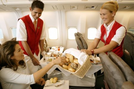 مضيفة تقدم وجبة الطعام على الطائرة 