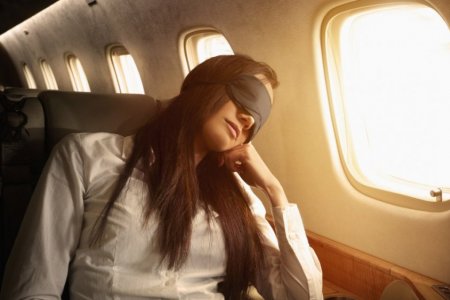 النوم في الطائرة 