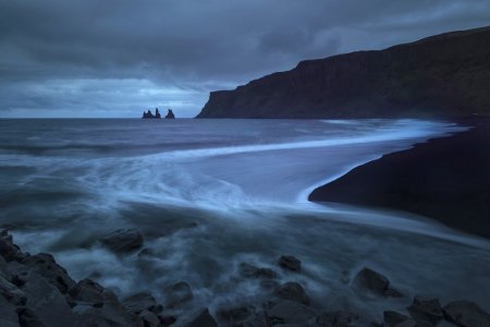 شاطئ الجن في أيسلندا رماله بالوان سوداء داكنة مرعبة