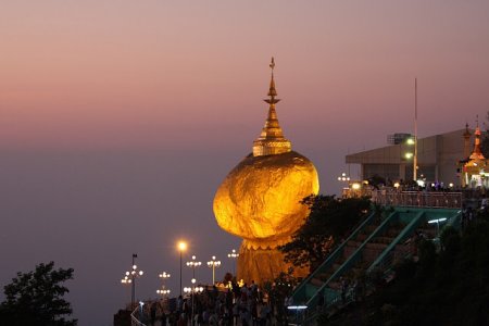 الصخرة الذهبية في بورما
