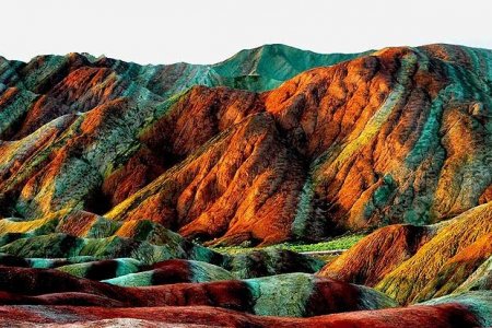 جبال الصين الملونة احد عجائب الطبيعة
