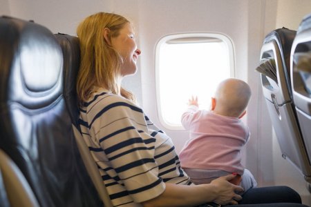 نصائح السفر بالطائرة مع الرضع