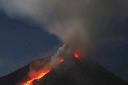 بركان جبل أغونغ ببالي في اندونيسيا