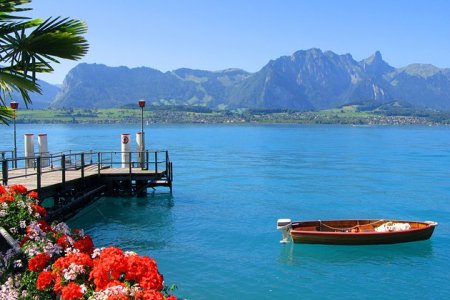 بحيرة ثون في سويسرا