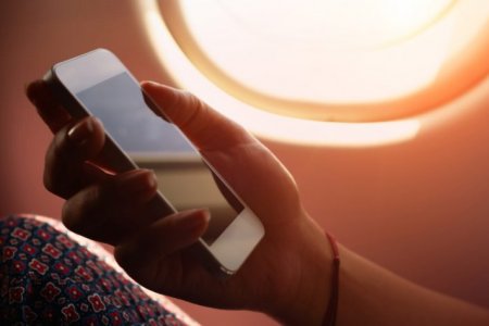 اتصالات الإمارات تقدم خدمة استخدام الموبايل من الطائرة