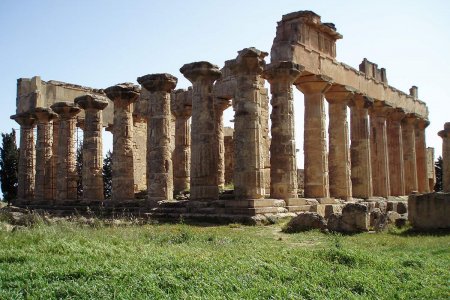 معبد زيوس في مدينة أوليمبيا اليونانية القديمة