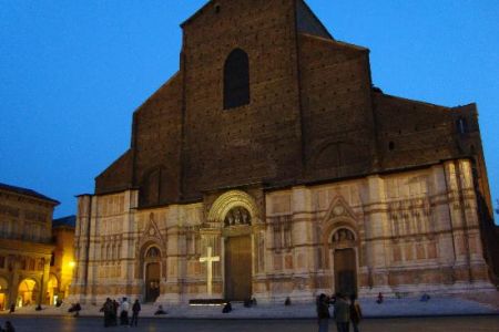 كنيسة القديس بيترونيو في بولونيا - إيطاليا