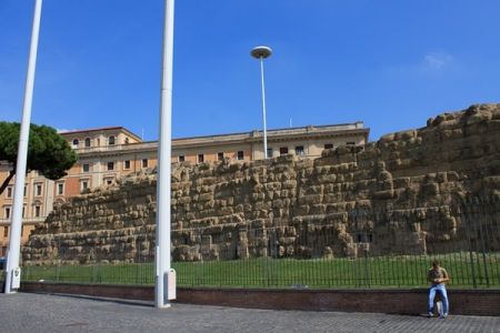 الجدار السرفياني في روما - إيطاليا