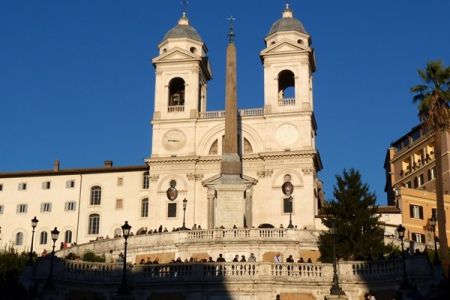 كنيسة ترينيتا دي مونتي في روما - إيطاليا