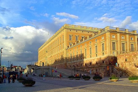 قصر دروتنينغهولم في السويد