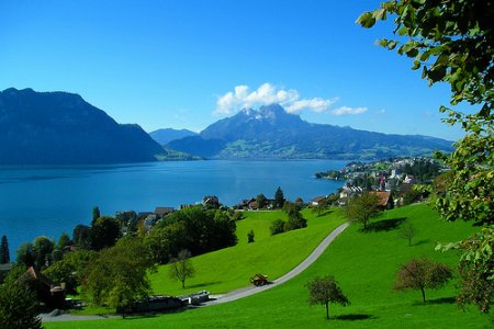 مسارات المشي حول البحيرة سويسرا