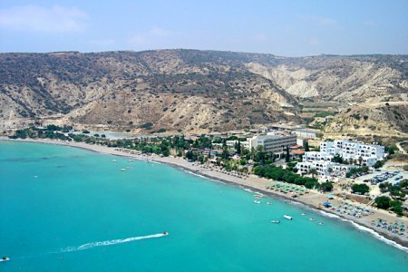 صور احدي شواطئ قبرص 
