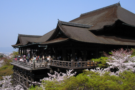 معبد كيوميزو في كيوتو - اليابان