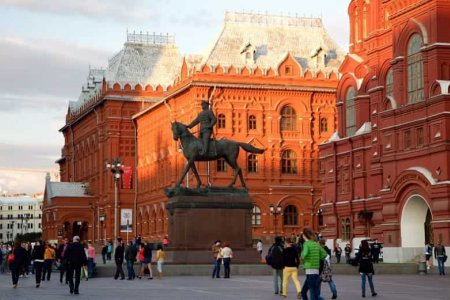 متحف الدولة التاريخي في موسكو يعدّ من أقدم المتاحف في العالم، إذ يحتوي على أهم المعالم الأثرية الروسية القديمة التي تعود للعصر الحجري