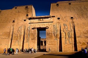 معبد إدفو في أسوان مصر