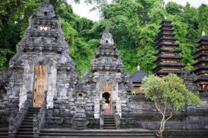 معبد جوا لاوا في بالي إندونيسيا