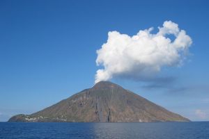بركان سترومبولي في صقلية - إيطاليا