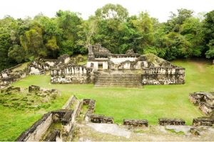 آثار تيكال في غواتيمالا
