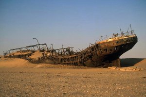 حطام السفن علي ساحل الهياكل العظمية في ناميبيا " بوابة الجحيم " 