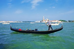 ركوب قارب الجندول في فينيسيا