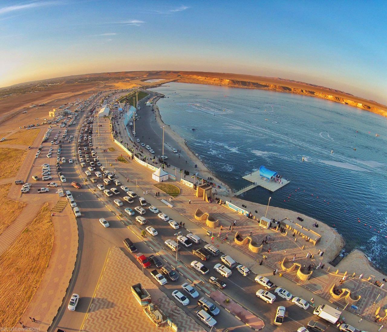بحيرة دومة الجندل في منطقة الجوف بالسعودية سائح