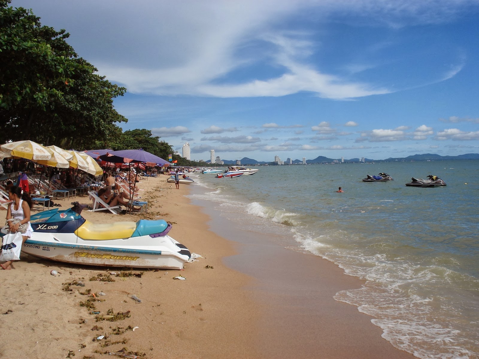 Погода и вода в паттайе. Джомтьен Тайланд пляж. Пляж Джомтьен 2023. Пляж Паттайя Джомтьен Паттайя. Море в Паттайе пляж Джомтьен.